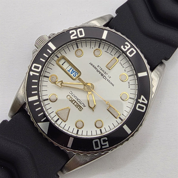 99 SEIKO 7S26 0050 SKX023 MENS DAY DATE SERVICED SS WATCH US TARIFF PAID 973653